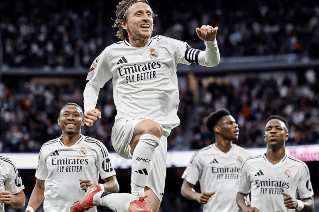 包含皇家马德里训练开放日，赛后扳平良机引欢呼，西甲在即，球探报告显示潜力的词条